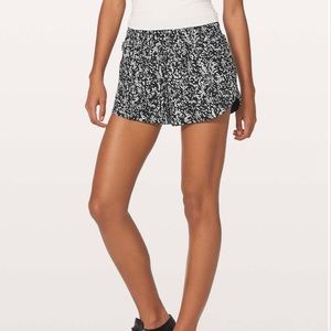 Like new lululemon choose a side shorts